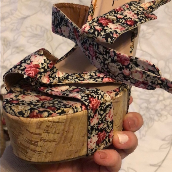 Floral wedge sandals - Picture 3 of 3